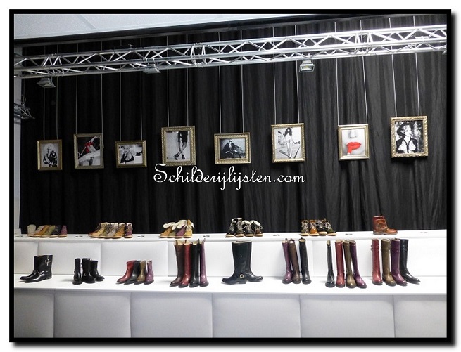 inspiratie-presentatie-schoenen-etalage-met-schild